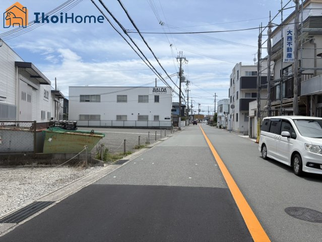 明石市大久保町江井島　土地の前面道路含む現地写真|●資料・カタログのご請求無料●前面道路は幅員約8ｍありますので、安心して駐車して頂けます。