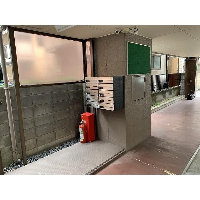 グランドパレス本蓮沼駅前のエントランス