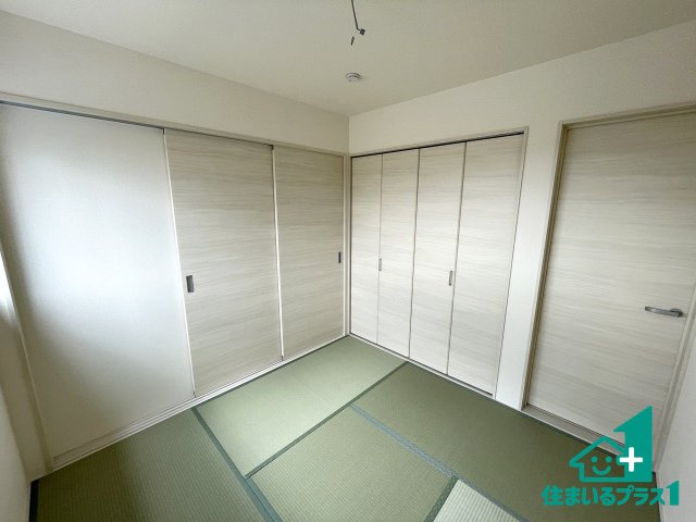 ■枚方市招提大谷　新築一戸建ての和室|一室あると便利な和室は客間としてだけでなく、小さなお子様のプレイルームや食後のくつろぎスペースとしてもご利用いただけます。収納もついていますので大活躍間違いなし！
