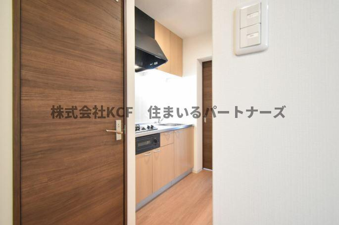 Maisonアマファソンの居間・リビング|キッチンでお料理をお楽しみください