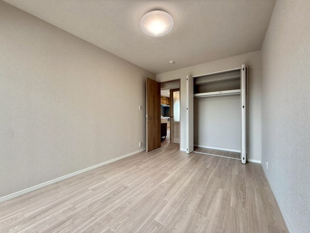 ライオンズマンション江古田の洋室|２面採光のため、日差しが差し込む明るいお部屋です！

現地ご見学希望・資料請求などお気軽にお問い合わせ下さい！
03-5990-5201