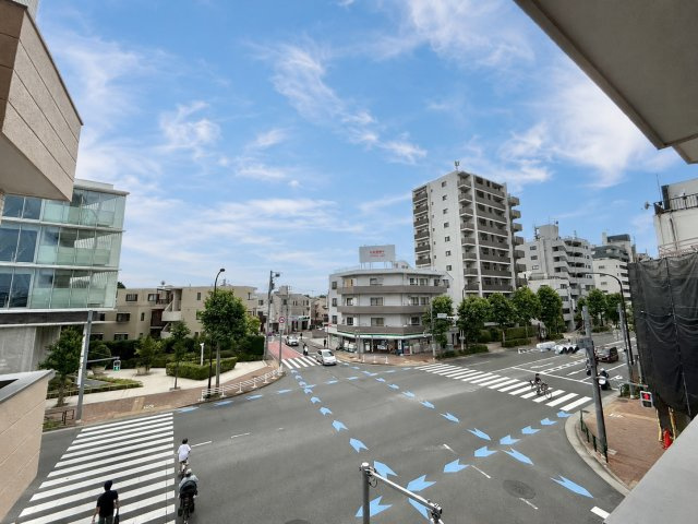 ライオンズマンション江古田の展望|朝の澄んだ空気や、夕方の清々しい風を五感で感じられるバルコニー！

現地ご見学希望・資料請求などお気軽にお問い合わせ下さい！
03-5990-5201