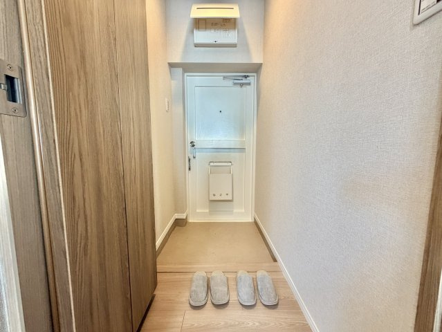 ライオンズマンション江古田の玄関|玄関横にはシューズボックスがついているため、片付いた玄関がキープできます！

現地ご見学希望・資料請求などお気軽にお問い合わせ下さい！
03-5990-5201