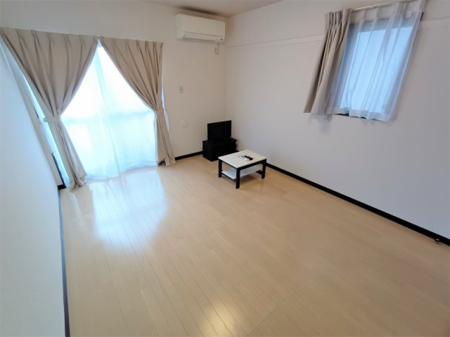 レオネクストＮａｋａｊｙｕの居間・リビング|家電・家具付きのお部屋です。