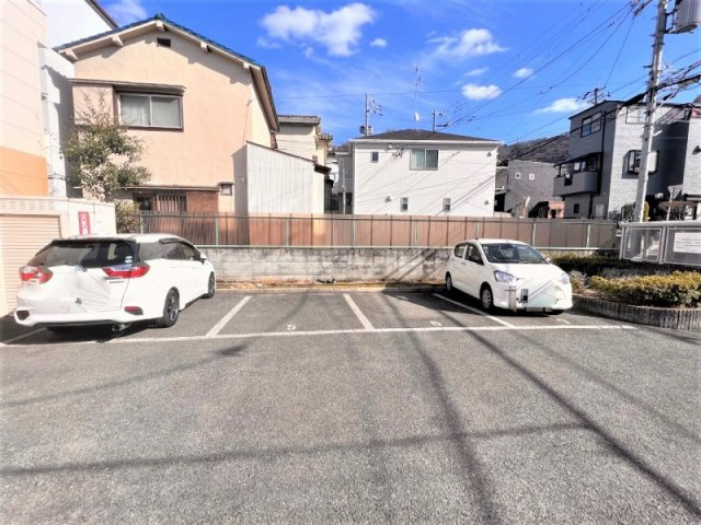 レオパレスアルフのその他|駐車場は別料金となります。