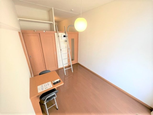 レオパレスＪ＆Ｓの居間・リビング|家電・家具付きのお部屋です。