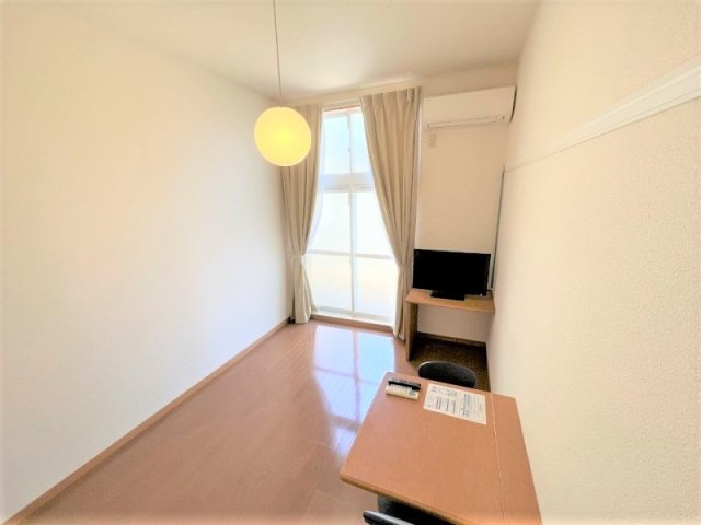レオパレスＪ＆Ｓの寝室|家電・家具付きのお部屋です。