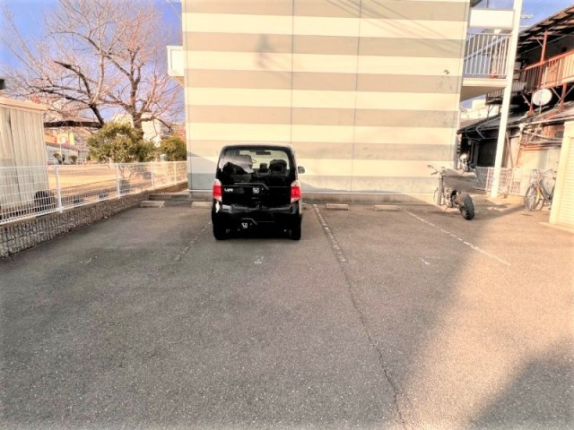 レオパレスシオンのその他|駐車場は別料金となります。