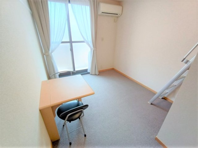 レオパレスエルヴェール　サンクの居間・リビング|家電・家具付きのお部屋です。