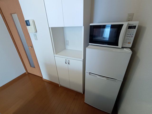 レオパレス島之内のキッチン|冷蔵庫の横には便利な収納スペースあり。