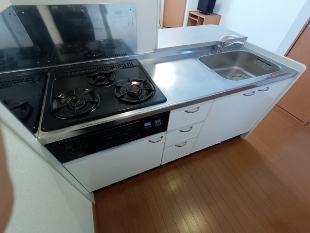 レオパレス島之内のキッチン|コンロは３口コンロです。