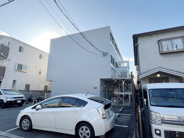 レオパレスルシェルブルー東大阪の外観|外はこのようになっています