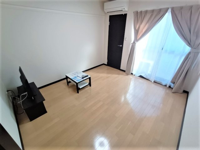 レオネクストハピネスの居間・リビング|家電・家具付きのお部屋です。