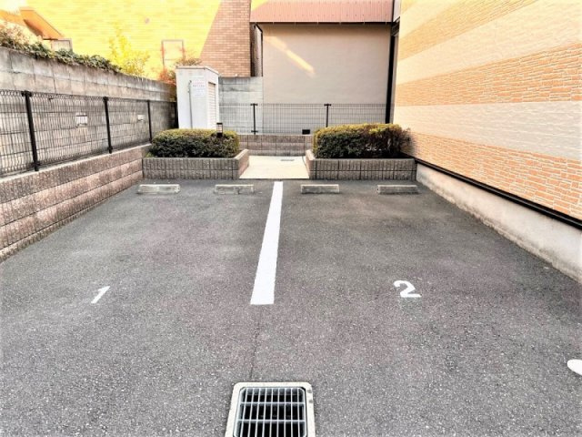 レオパレス瓢箪山のその他|駐車場は別料金となります。