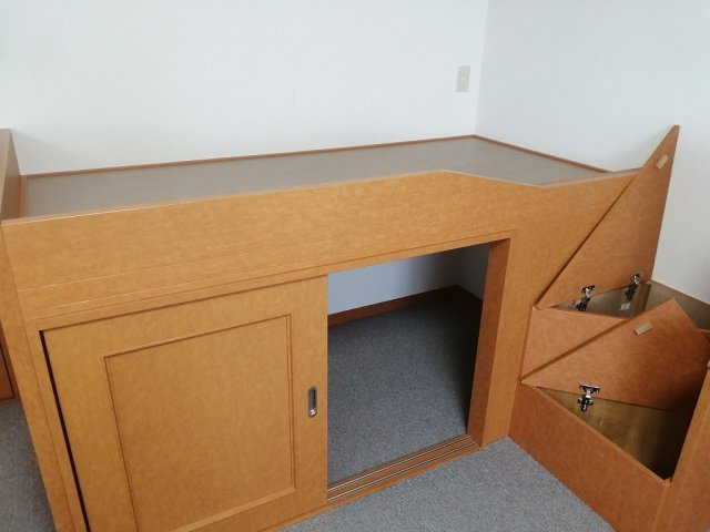 レオパレスルサルカのその他|ベッドの下は大型収納です。