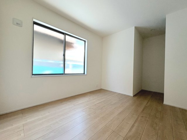 リーブルガーデン　岐阜市下奈良2丁目　全3区画分譲の洋室|全居室にたっぷり収納できる大型クローゼット、居室部分の窓ガラスには間に空気層を設けたペアガラスを採用。
高い断熱性と共にガラス面の結露対策にも効果を発揮します。