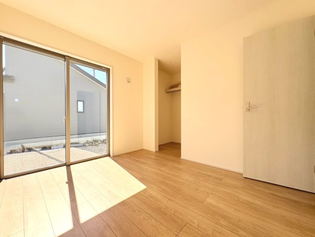 リーブルガーデン　岐阜市下奈良2丁目　全3区画分譲の洋室|全居室にたっぷり収納できる大型クローゼット、居室部分の窓ガラスには間に空気層を設けたペアガラスを採用。
高い断熱性と共にガラス面の結露対策にも効果を発揮します。