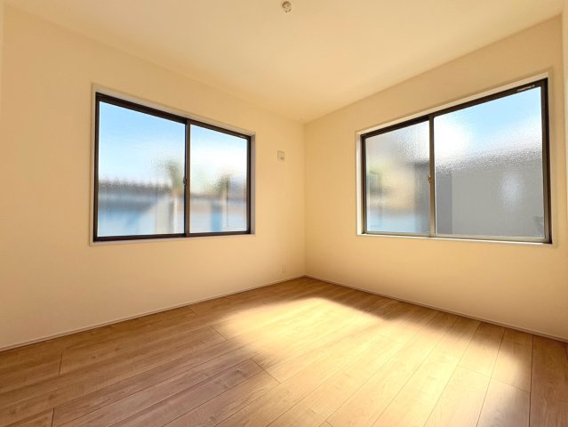リーブルガーデン　岐阜市下奈良2丁目　全3区画分譲の洋室|全居室にたっぷり収納できる大型クローゼット、居室部分の窓ガラスには間に空気層を設けたペアガラスを採用。
高い断熱性と共にガラス面の結露対策にも効果を発揮します。
