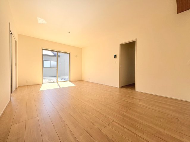 リーブルガーデン　岐阜市下奈良2丁目　全3区画分譲の居間・リビング|明るい日差しをふんだんに取り込んだリビングダイニングは家族の笑顔につつまれた素敵な空間になります。
一建設の家は精度が高く丈夫な工法を採用し、「住宅トップランナー基準」に対応しています。