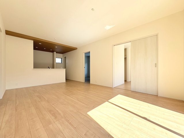 リーブルガーデン　岐阜市下奈良2丁目　全3区画分譲の居間・リビング|明るい日差しをふんだんに取り込んだリビングダイニングは家族の笑顔につつまれた素敵な空間になります。
一建設の家は精度が高く丈夫な工法を採用し、「住宅トップランナー基準」に対応しています。