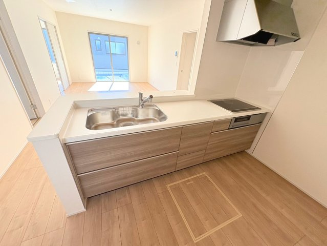 リーブルガーデン　岐阜市下奈良2丁目　全3区画分譲のキッチン|機能的で手入れがしやすいシステムキッチンでお掃除も楽々。蛇口は浄水器内蔵型で節湯CI対応水栓です。　
人造大理石カウンターやキッチンパネルなど明るくきれいにお使いいただけます。