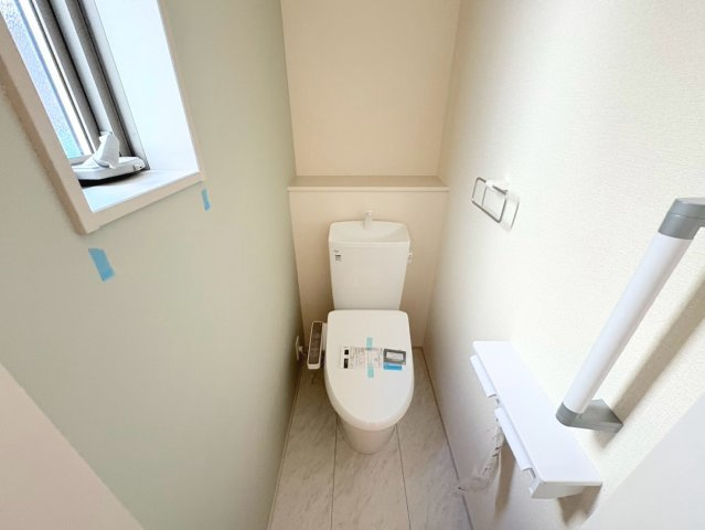 リーブルガーデン　岐阜市下奈良2丁目　全3区画分譲のトイレ|超表面平滑加工とイオンパワーの「セフィオンテクト」加工で、汚れが付きにくく落ちやすい仕様で清潔です。
便器にフチがないので汚れが隠れて見えない部分がありません。お手入れがとってもラクラクです。