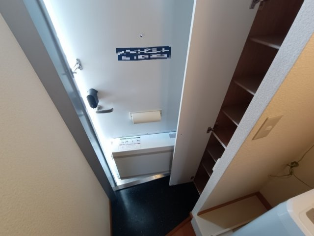 レオパレスフラワリーの玄関|玄関には下駄箱スペースがあります。