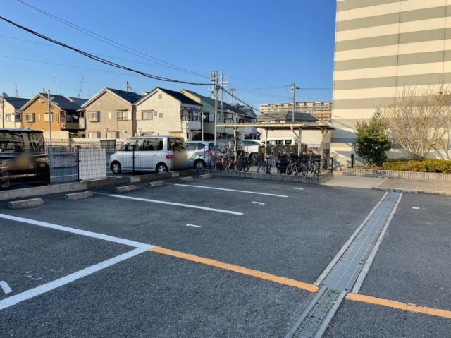 レオパレスソレイユⅢのその他|駐車場は別途料金が必要です。