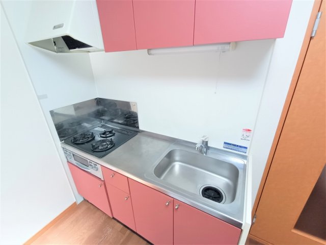 レオパレス枚岡ヒルズのキッチン|キッチンはガスコンロ3口設置有