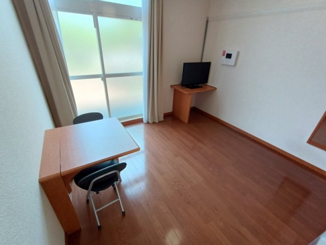 レオパレスｃｈｕＴＴｉの居間・リビング|家電・家具付きのお部屋です。