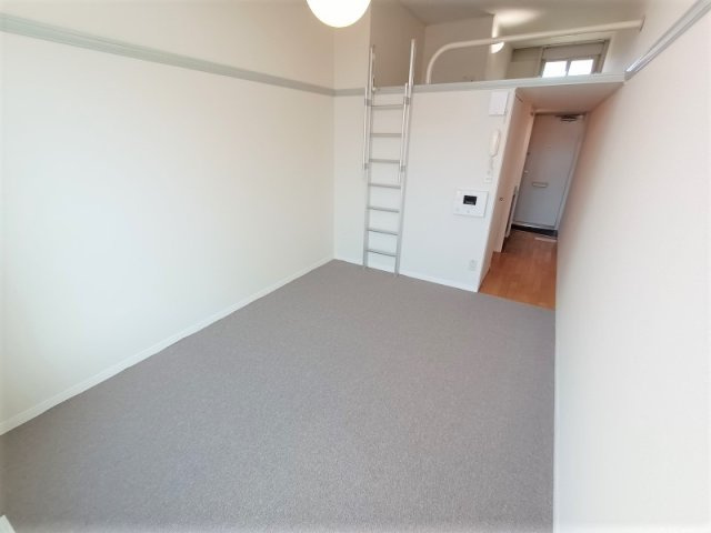 レオパレス千ーＳＥＮーⅡの居間・リビング|家電家具無のお部屋です。