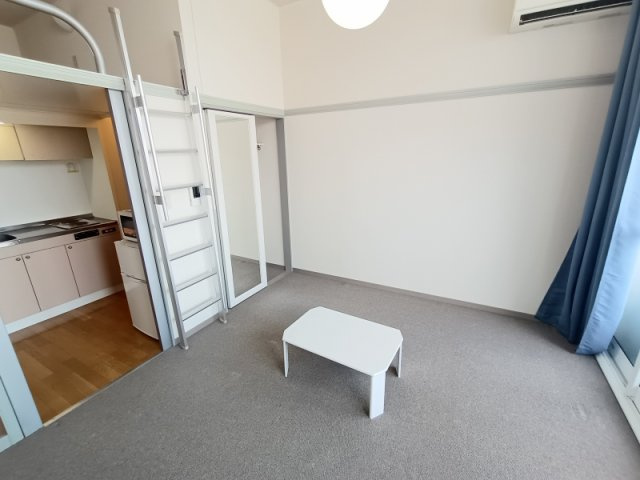 レオパレスルナⅠの居間・リビング|家電・家具有の部屋です。