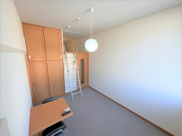 レオパレスアルモニⅠの居間・リビング|家電・家具付きのお部屋です。