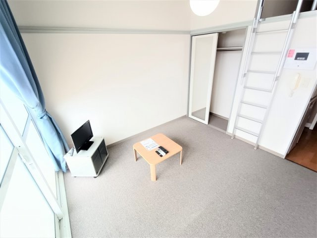 レオパレスヴィラの居間・リビング|家電・家具付きのお部屋です。