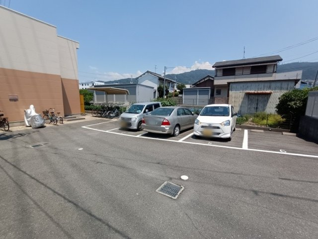 レオパレスヴィラージュ　シバのその他|駐車場は別途料金が必要です。