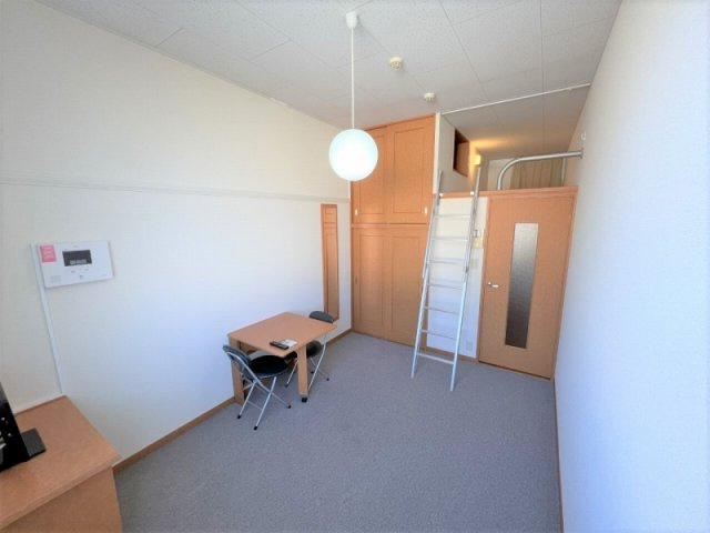 レオパレスアルモニⅡの居間・リビング|家電・家具付きのお部屋です。
