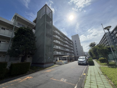 【外観】 | 東大和グリーンタウン１号棟 | 建物の北東側から撮影した写真です。