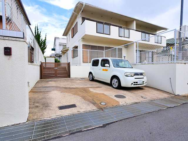 ロイヤル静和テラスハウスの駐車場