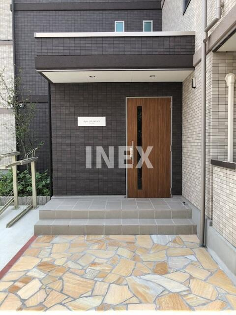 横浜市中区本郷町３丁目の賃貸マンションのエントランス