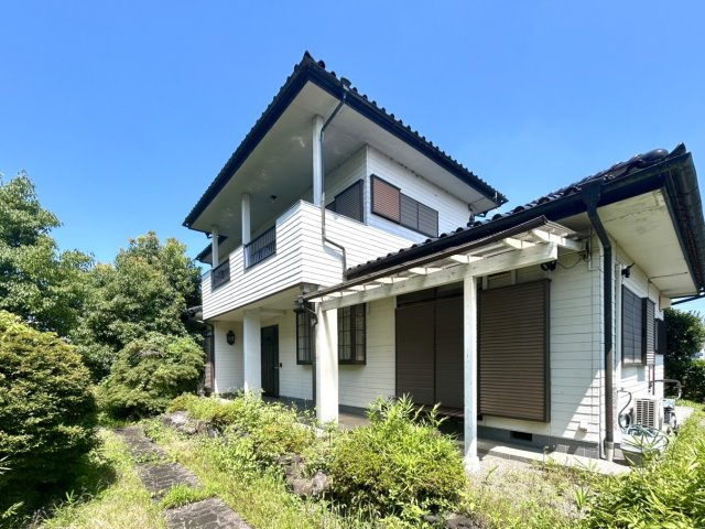 【中古戸建】高崎市石原町の外観|■外観｜窓の配置や、爽やかな白ベースの外観が清潔感をもたらします。まっさらなキャンバスのような家にこだわりを彩って…始めよう、あなただけの豊かな暮らし( ＾＾ )