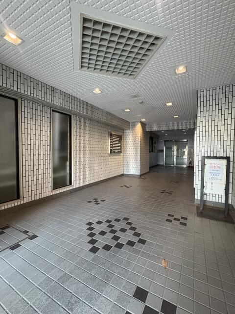 八王子市八木町の賃貸マンションのエントランス