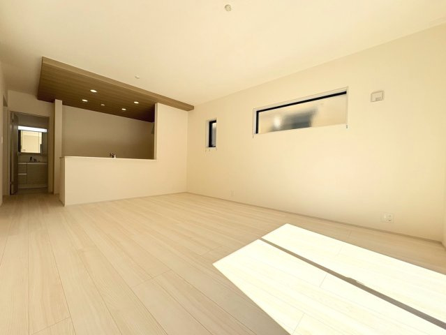 リーブルガーデン　岐阜市下奈良2丁目　全3区画分譲の居間・リビング|明るい日差しをふんだんに取り込んだリビングダイニングは家族の笑顔につつまれた素敵な空間になります。
一建設の家は精度が高く丈夫な工法を採用し、「住宅トップランナー基準」に対応しています。