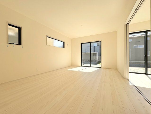 リーブルガーデン　岐阜市下奈良2丁目　全3区画分譲の居間・リビング|明るい日差しをふんだんに取り込んだリビングダイニングは家族の笑顔につつまれた素敵な空間になります。
一建設の家は精度が高く丈夫な工法を採用し、「住宅トップランナー基準」に対応しています。