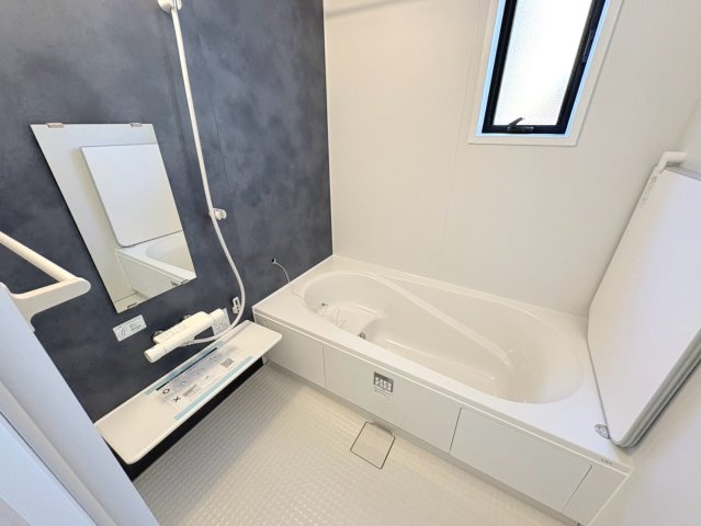 リーブルガーデン　岐阜市下奈良2丁目　全3区画分譲の浴室|明るく清潔感がある浴室。浴槽は環境にやさしい節水タイプ。浴槽内ステップで半身浴、親子入浴も安心です。
洗い場の床は乾きやすく滑りにくい快適仕様、水はけが良くカビの発生を軽減できます。
