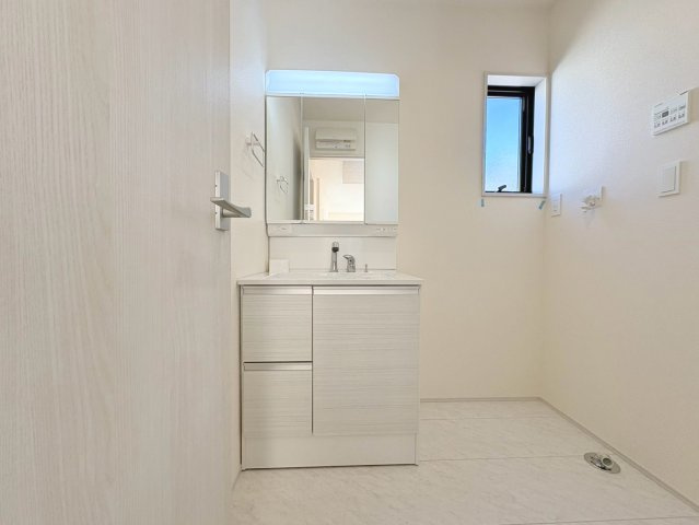 リーブルガーデン　岐阜市下奈良2丁目　全3区画分譲の独立洗面台|洗面化粧台 幅 750mm、軽く割れにくい洗面ボールと場所をとらないコンパクト設計の本体キャビネットです。
ミラー扉の内側は全て収納スペースです。リフトアップシャワーを採用し両手が自由に使えます