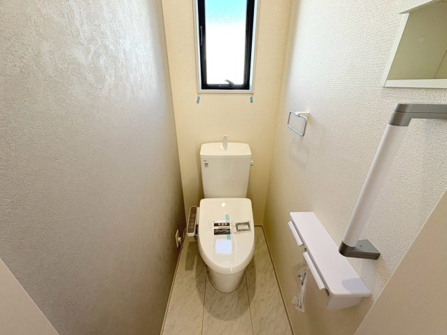 リーブルガーデン　岐阜市下奈良2丁目　全3区画分譲のトイレ|超表面平滑加工とイオンパワーの「セフィオンテクト」加工で、汚れが付きにくく落ちやすい仕様で清潔です。
便器にフチがないので汚れが隠れて見えない部分がありません。お手入れがとってもラクラクです。