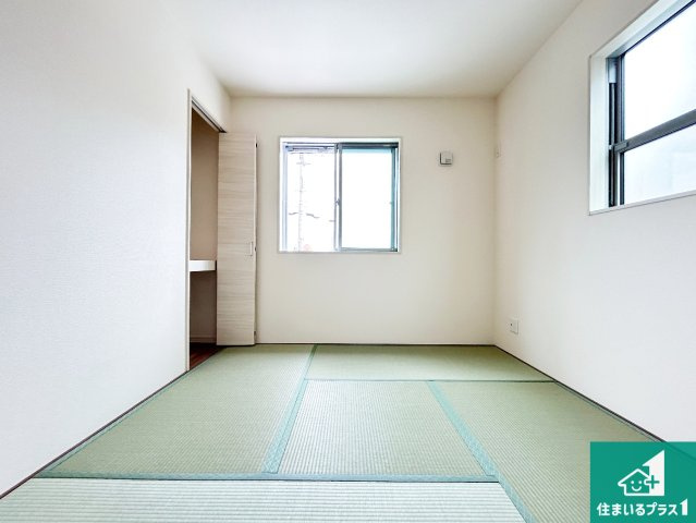 ●29(土)30(日)現地案内可能！　北葛城郡広陵町三吉赤部の和室|一室あると便利な和室は客間としてだけでなく、小さなお子様のプレイルームや食後のくつろぎスペースとしてもご利用いただけます。収納もついていますので大活躍間違いなし！