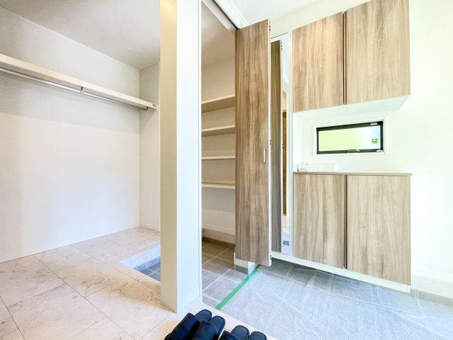 【完成予想図】 | トラストステージ　富士見市渡戸2丁目4期　全2区画 | 【弊社施工例/SIC】
ご家族の靴だけでなく、アウトドア用品やベビーカーなどの収納にも活躍のシューズインクローク。散らかりやすい玄関がすっきりと片付きます！