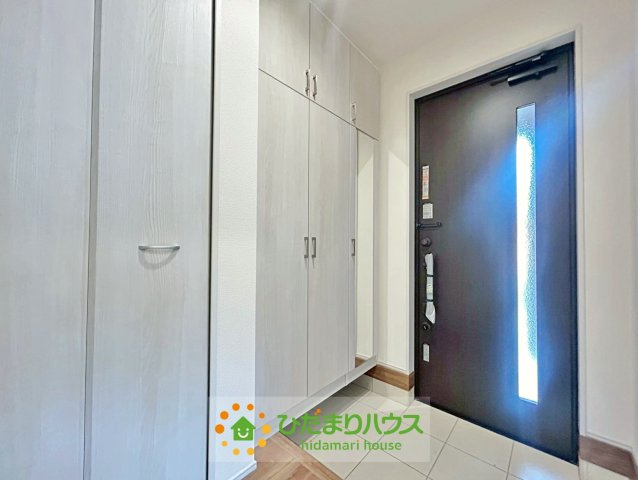 久喜市鷲宮4丁目　新築一戸建て　の玄関|明るい玄関！！