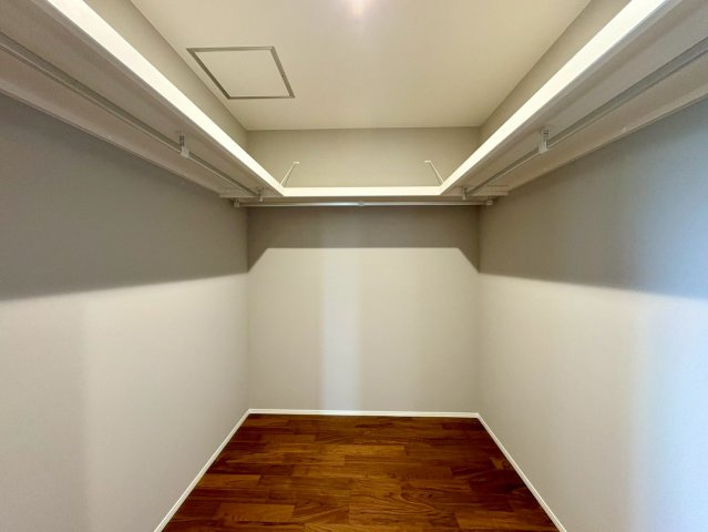 「高台」高知市瀬戸東町　新築戸建の収納|コの字型にハンガーパイプを配した大容量のウォークインクローゼット！衣類や荷物をすっきり収納できます。